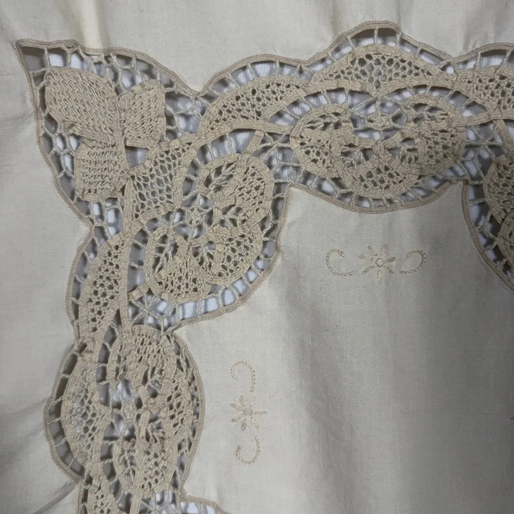 Vtg Linen Tea Tablecloth Handmade Crochet Lace Trim‎ Cutwork Embroidery Cream